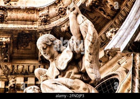 Clocher, détails en pierre sculptée et porte d'entrée de la façade principale de la cathédrale de Murcie. Banque D'Images