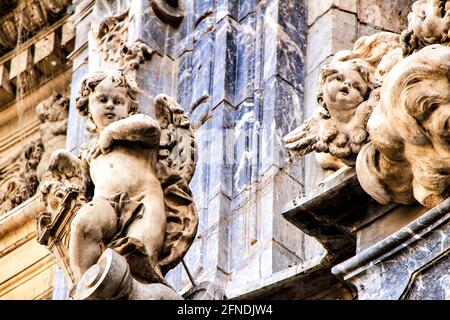 Clocher, détails en pierre sculptée et porte d'entrée de la façade principale de la cathédrale de Murcie. Banque D'Images