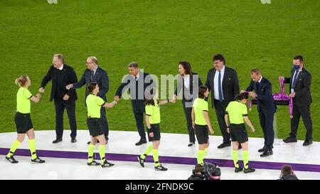 Göteborg, Suède. 16 mai 2021. Les officiels du match reçoivent leurs médailles après la FINALE 2021 de la Ligue des champions des femmes de l'UEFA entre le FC Chelsea et le FC Barcelone à Gamla Ullevi à Göteborg, en Suède. Crédit: SPP Sport presse photo. /Alamy Live News Banque D'Images