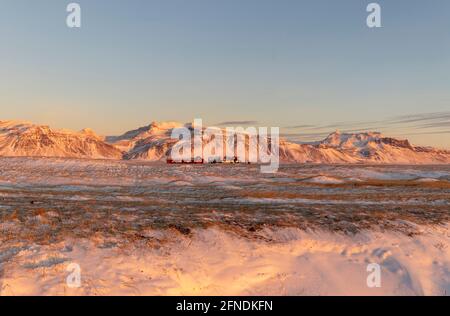 Une ferme en face du volcan eyjafjallajökull, Islande, Europe en hiver Banque D'Images