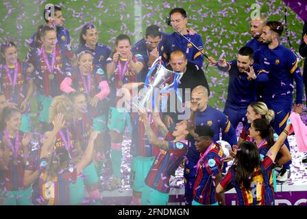 Vicky Losada, de Barcelone, lève le trophée après la ...