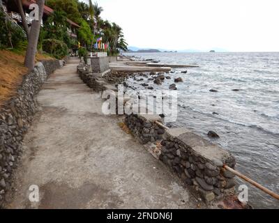 Côte rocheuse près de Eagle point, Batangas, Lozon, Philippines Banque D'Images