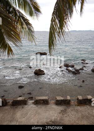 Côte rocheuse près de Eagle point, Batangas, Lozon, Philippines Banque D'Images