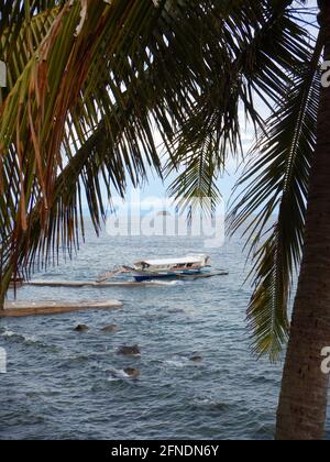 Côte rocheuse près de Eagle point, Batangas, Lozon, Philippines Banque D'Images