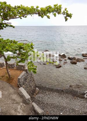 Côte rocheuse près de Eagle point, Batangas, Lozon, Philippines Banque D'Images