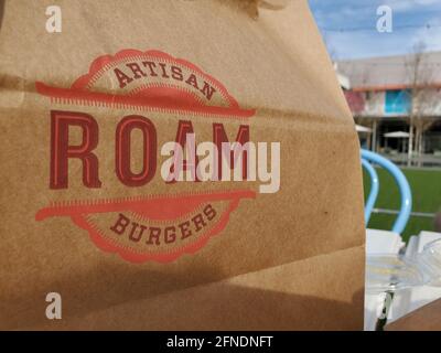 Gros plan d'un sac à emporter Roam Artisan Burgers sur une table extérieure à Alexander place à San Ramon, Californie, le 8 février 2021. () Banque D'Images