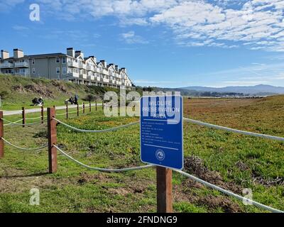 Gros plan d'un panneau portant la mention « Wildlife Reservation Area » avec vue sur l'hôtel Beach House en arrière-plan à Half Moon Bay, Californie, le 30 janvier 2021. () Banque D'Images