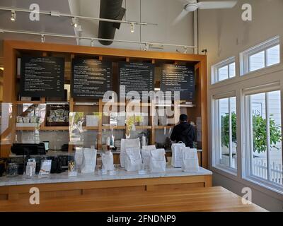 Vue de face de l'intérieur de la boulangerie rustique avec le comptoir et les menus visibles à Larkspur, Californie, le 13 février 2021. () Banque D'Images