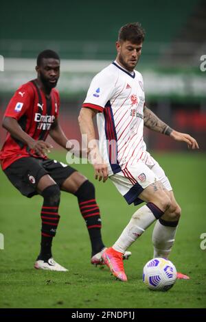 Milan, Italie, 16 mai 2021. Alberto Cerri de Cagliari contrôle le ballon comme Fikayo Tomori de l'AC Milan ferme dans pendant la série UN match à Giuseppe Meazza, Milan. Le crédit photo devrait se lire: Jonathan Moscrop / Sportimage Banque D'Images