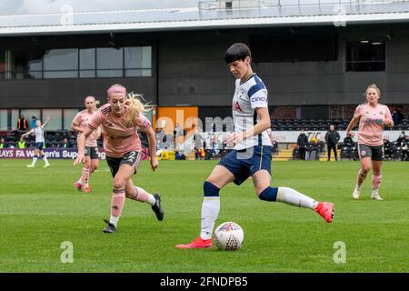 Londres, Royaume-Uni. 16 mai 2021. Ashleigh Neville (29 Tottenham Hotspur) passe sous pression pendant le match de la Vitality Womens FA Cup entre Tottenham Hotspur et Sheffield United au Hive, à Londres, en Angleterre. Crédit: SPP Sport presse photo. /Alamy Live News Banque D'Images