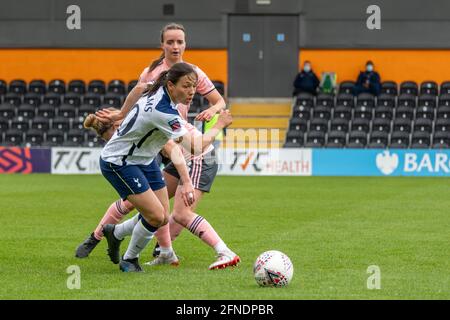 Londres, Royaume-Uni. 16 mai 2021. Rachel Williams (10 Tottenham Hotspur) passe devant un défenseur lors du match de la Vitality Womens FA Cup entre Tottenham Hotspur et Sheffield United au Hive, à Londres, en Angleterre. Crédit: SPP Sport presse photo. /Alamy Live News Banque D'Images