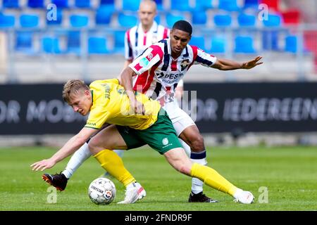 TILBURG, PAYS-BAS - MAI 16 : Zian Flemming de Fortuna Sittard et Dries Saddiki de Willem II bataille pour possession pendant le match Eredivisiie entre Willem II et Fortuna Sittard au Koning Willem II Stadion le 16 mai 2021 à Tilburg, pays-Bas (photo par Geert van Erven/Orange Pictures) Banque D'Images