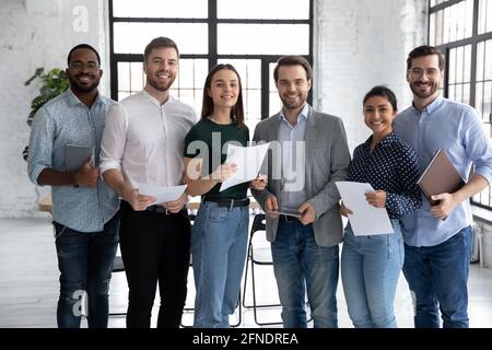 Portrait d'un groupe diversifié heureux de stagiaires ou d'étudiants Banque D'Images