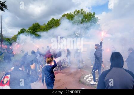 TILBURG, PAYS-BAS - MAI 16 : les fans de Willem II éclairant les feux des torches pendant le match Eredivisie entre Willem II et Fortuna Sittard au Koning Willem II Stadion le 16 mai 2021 à Tilburg, pays-Bas (photo par Geert van Erven/Orange Pictures) Banque D'Images