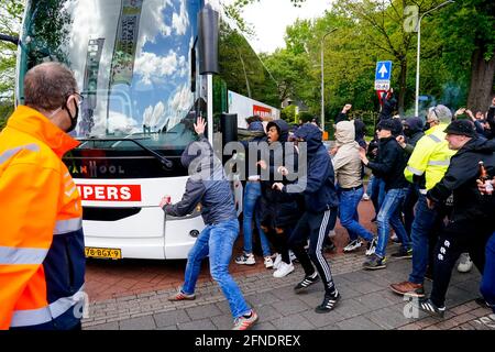 TILBURG, PAYS-BAS - 16 MAI : arrivée du bus avec l'équipe de Willem II tandis que les fans de Willem II les applaudissent lors du match Eredivisiie entre Willem II et Fortuna Sittard au Koning Willem II Stadion le 16 mai 2021 à Tilburg, pays-Bas (photo de Geert van Erven/Orange Pictures) Banque D'Images