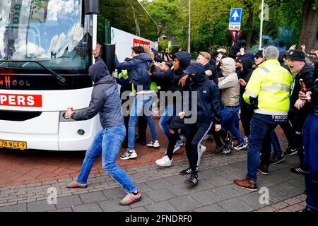 TILBURG, PAYS-BAS - 16 MAI : arrivée du bus avec l'équipe de Willem II tandis que les fans de Willem II les applaudissent lors du match Eredivisiie entre Willem II et Fortuna Sittard au Koning Willem II Stadion le 16 mai 2021 à Tilburg, pays-Bas (photo de Geert van Erven/Orange Pictures) Banque D'Images