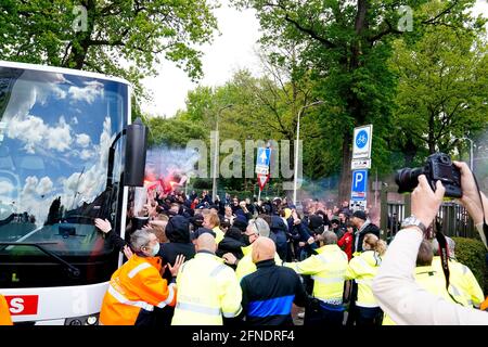 TILBURG, PAYS-BAS - 16 MAI : arrivée du bus avec l'équipe de Willem II tandis que les fans de Willem II les applaudissent lors du match Eredivisiie entre Willem II et Fortuna Sittard au Koning Willem II Stadion le 16 mai 2021 à Tilburg, pays-Bas (photo de Geert van Erven/Orange Pictures) Banque D'Images