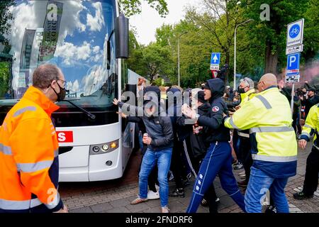 TILBURG, PAYS-BAS - 16 MAI : arrivée du bus avec l'équipe de Willem II tandis que les fans de Willem II les applaudissent lors du match Eredivisiie entre Willem II et Fortuna Sittard au Koning Willem II Stadion le 16 mai 2021 à Tilburg, pays-Bas (photo de Geert van Erven/Orange Pictures) Banque D'Images