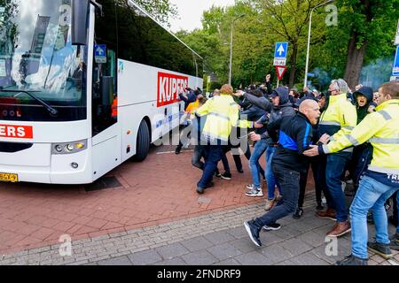 TILBURG, PAYS-BAS - 16 MAI : arrivée du bus avec l'équipe de Willem II tandis que les fans de Willem II les applaudissent lors du match Eredivisiie entre Willem II et Fortuna Sittard au Koning Willem II Stadion le 16 mai 2021 à Tilburg, pays-Bas (photo de Geert van Erven/Orange Pictures) Banque D'Images