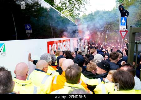 TILBURG, PAYS-BAS - 16 MAI : arrivée du bus avec l'équipe de Willem II tandis que les fans de Willem II les applaudissent lors du match Eredivisiie entre Willem II et Fortuna Sittard au Koning Willem II Stadion le 16 mai 2021 à Tilburg, pays-Bas (photo de Geert van Erven/Orange Pictures) Banque D'Images