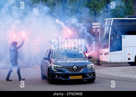 TILBURG, PAYS-BAS - 16 MAI : Les fans de Willem II sont des torches de feu éclairant devant le bus avec l'équipe de Willem II pendant le match Eredivisie entre Willem II et Fortuna Sittard à Koning Willem II Stadion le 16 mai 2021 à Tilburg, pays-Bas (photo par Geert van Erven/Orange Pictures) Banque D'Images