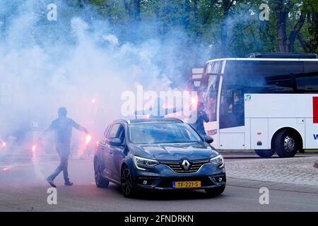 TILBURG, PAYS-BAS - 16 MAI : Les fans de Willem II sont des torches de feu éclairant devant le bus avec l'équipe de Willem II pendant le match Eredivisie entre Willem II et Fortuna Sittard à Koning Willem II Stadion le 16 mai 2021 à Tilburg, pays-Bas (photo par Geert van Erven/Orange Pictures) Banque D'Images