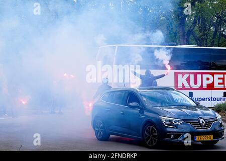 TILBURG, PAYS-BAS - 16 MAI : Les fans de Willem II sont des torches de feu éclairant devant le bus avec l'équipe de Willem II pendant le match Eredivisie entre Willem II et Fortuna Sittard à Koning Willem II Stadion le 16 mai 2021 à Tilburg, pays-Bas (photo par Geert van Erven/Orange Pictures) Banque D'Images