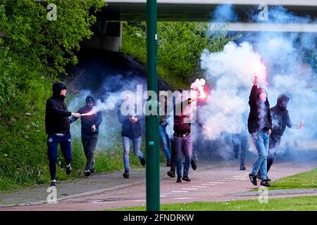 TILBURG, PAYS-BAS - MAI 16 : les fans de Willem II éclairant les feux des torches pendant le match Eredivisie entre Willem II et Fortuna Sittard au Koning Willem II Stadion le 16 mai 2021 à Tilburg, pays-Bas (photo par Geert van Erven/Orange Pictures) Banque D'Images