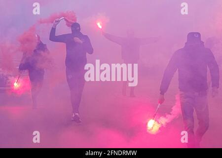 TILBURG, PAYS-BAS - 16 MAI : les fans de Willem II éclairs les torches de feu pendant le match Eredivisie entre Willem II et Fortuna Sittard au Koning Willem II Stadion le 16 mai 2021 à Tilburg, pays-Bas (photo de Geert van Erven/Orange Pictures) Banque D'Images