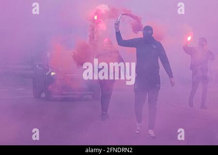 TILBURG, PAYS-BAS - 16 MAI : les fans de Willem II éclairs les torches de feu pendant le match Eredivisie entre Willem II et Fortuna Sittard au Koning Willem II Stadion le 16 mai 2021 à Tilburg, pays-Bas (photo de Geert van Erven/Orange Pictures) Banque D'Images