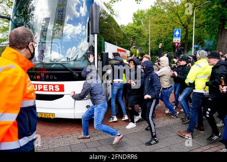 TILBURG, PAYS-BAS - 16 MAI : arrivée du bus avec l'équipe de Willem II tandis que les fans de Willem II les applaudissent lors du match Eredivisiie entre Willem II et Fortuna Sittard au Koning Willem II Stadion le 16 mai 2021 à Tilburg, pays-Bas (photo de Geert van Erven/Orange Pictures) Banque D'Images