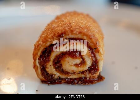 Gros plan d'un rugelach, une pâtisserie juive traditionnelle sur une assiette à Lafayette, Californie, 13 décembre 2020. () Banque D'Images