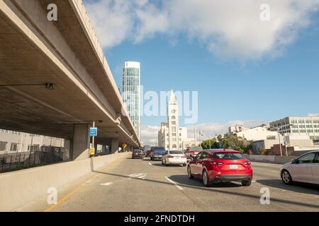 Photographie du bâtiment historique du Clocktower, prise de l'autoroute Dwight D. Eisenhower à San Francisco, Californie, le 17 décembre 2020. () Banque D'Images