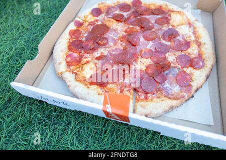 Gros plan d'une pizza Delarosa pepperoni dans une boîte à pizza blanche à San Francisco, Californie, 18 décembre 2020. () Banque D'Images