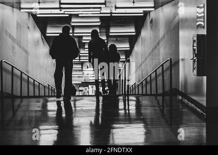 Une photo en niveaux de gris de personnes méconnaissables qui se trouvent en bas de l'hôtel station de métro Banque D'Images