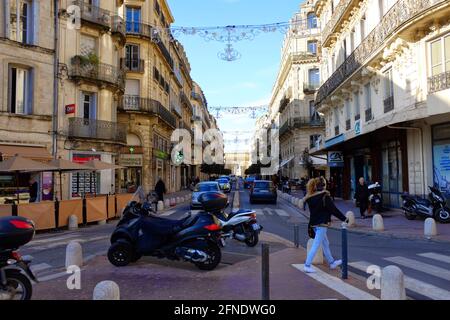 Rue Foch, vers l'arche triomphale du centre-ville de Montpellier, Occitanie, Sud de la France Banque D'Images