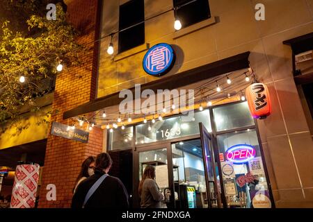 Les gens font la queue pour commander au restaurant Ramen Hiroshi la nuit dans le centre-ville de Walnut Creek, Californie, le 5 mars 2021. () Banque D'Images