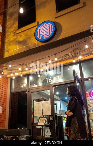 Les gens font la queue pour commander au restaurant Ramen Hiroshi la nuit dans le centre-ville de Walnut Creek, Californie, le 5 mars 2021. () Banque D'Images