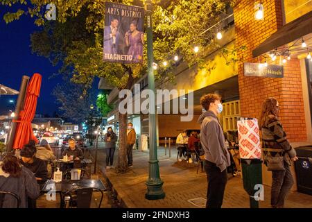 Les gens font la queue pour commander au restaurant Ramen Hiroshi la nuit dans le centre-ville de Walnut Creek, Californie, le 5 mars 2021. () Banque D'Images
