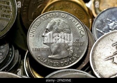 Américain un quart de pièce avec d'autres pays différentes pièces de fond, le quart de dollar est une pièce des États-Unis d'une valeur de 25 cents avec le profil de Banque D'Images