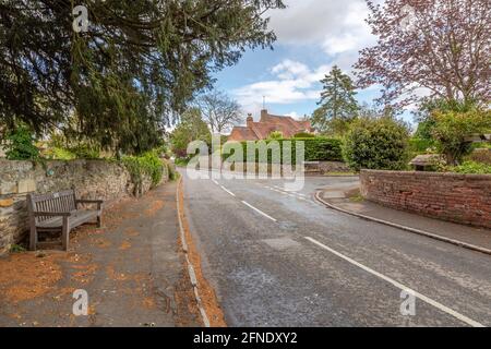 Vue générale de main Street dans le village de Cropthorne dans le Worcestershire près d'Evesham. Banque D'Images