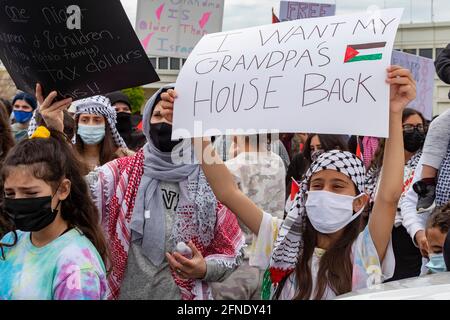 Dearborn, Michigan, États-Unis. 16 mai 2021. Des milliers de personnes de cette communauté arabo-américaine ont assisté à un rassemblement et à une marche en solidarité avec les Palestiniens victimes d'une attaque israélienne. Crédit : Jim West/Alay Live News Banque D'Images