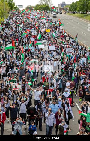 Dearborn, Michigan, États-Unis. 16 mai 2021. Des milliers de personnes de cette communauté arabo-américaine ont assisté à un rassemblement et à une marche en solidarité avec les Palestiniens victimes d'une attaque israélienne. Crédit : Jim West/Alay Live News Banque D'Images