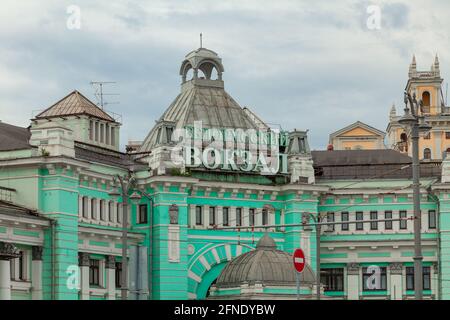 Dans la partie supérieure du bâtiment il y a un Inscription à la gare russe de Belorussky Banque D'Images