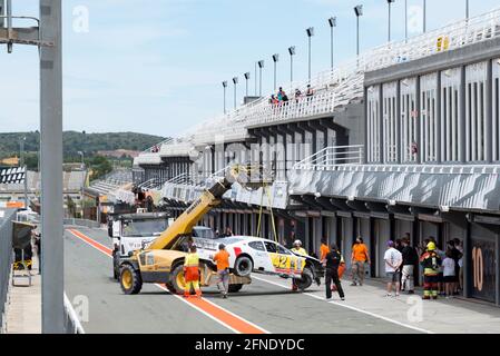 Valence, Espagne. 16 mai 2021. Luigi Ferrara de 42 course en action pendant la course Nascar Whelen Valencia.la NASCAR Whelen Euro Series a été fondée en 2008 et a établi la NASCAR officielle European Series en janvier 2012 grâce à un partenariat à long terme signé avec NASCAR (National Association for stock car Auto Racing). La NASCAR européenne célèbre son seul rendez-vous en Espagne au circuit Ricardo Tormo à Cheste, Valence. Crédit : SOPA Images Limited/Alamy Live News Banque D'Images