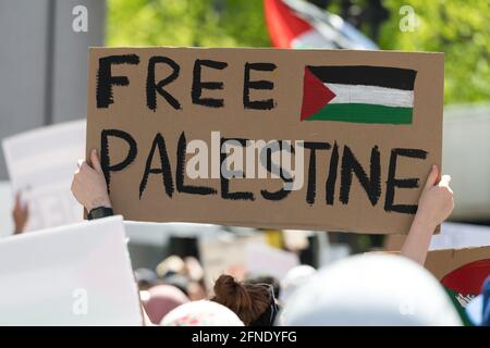 Seattle, États-Unis. 16 mai 2021. En milieu de journée, une manifestation de Palestine libre a éclaté dans le centre-ville de Westlake, après les combats à Gaza. Crédit : James Anderson/Alay Live News Banque D'Images