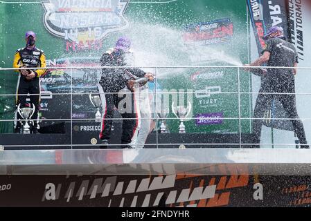 Valence, Espagne. 16 mai 2021. Lorins Hezemans de Hendriks Motorsport, Ercoli Gianmarco de CAAL Racing et Sebastiaan Bleekemolen de Team Bleekemolen en action pendant la course Nascar Whelen Valencia. La NASCAR Whelen Euro Series a été fondée en 2008 et a établi la NASCAR officiel European Series en janvier 2012 grâce à un partenariat à long terme signé avec NASCAR (Association nationale pour les courses de voitures). La NASCAR européenne célèbre son seul rendez-vous en Espagne au circuit Ricardo Tormo à Cheste, Valence. Crédit : SOPA Images Limited/Alamy Live News Banque D'Images