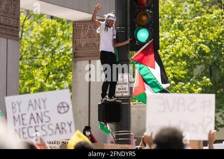 Seattle, États-Unis. 16 mai 2021. En milieu de journée, une manifestation de Palestine libre a éclaté dans le centre-ville de Westlake, après les combats à Gaza. Crédit : James Anderson/Alay Live News Banque D'Images