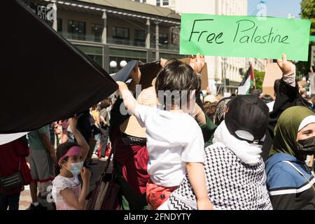 Seattle, États-Unis. 16 mai 2021. En milieu de journée, une manifestation de Palestine libre a éclaté dans le centre-ville de Westlake, après les combats à Gaza. Crédit : James Anderson/Alay Live News Banque D'Images