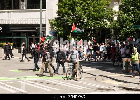 Seattle, États-Unis. 16 mai 2021. En milieu de journée, une manifestation de Palestine libre a éclaté dans le centre-ville de la 4e Avenue après les combats à Gaza. Crédit : James Anderson/Alay Live News Banque D'Images